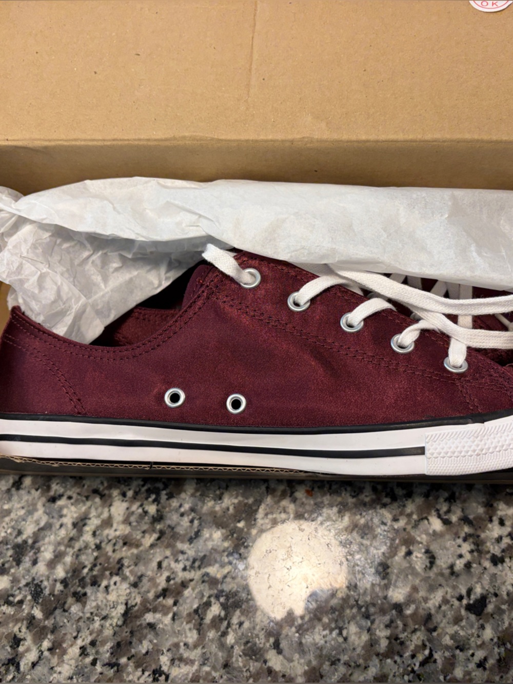 Converse Low Top Sneakers Burgundy with White Laces